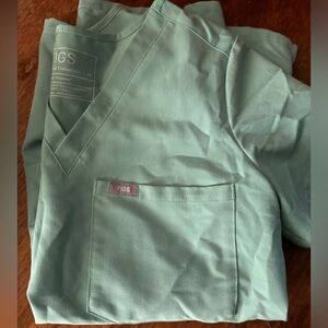 Sage XS figs scrub top